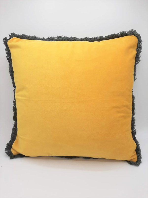 Keltainen tyynynpäällinen