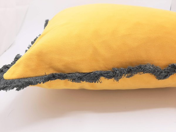 Keltainen tyynynpäällinen